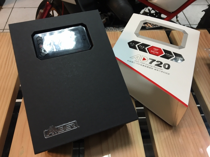 [開箱分享] 銨鉑机店 AMBER AD720 雙鏡頭 行車記錄器