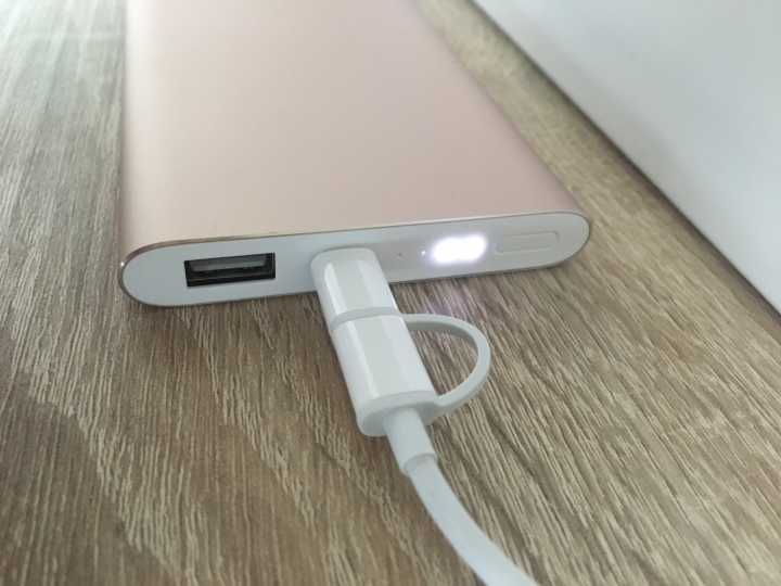原廠QC3.0行動電源這樣正常嗎？