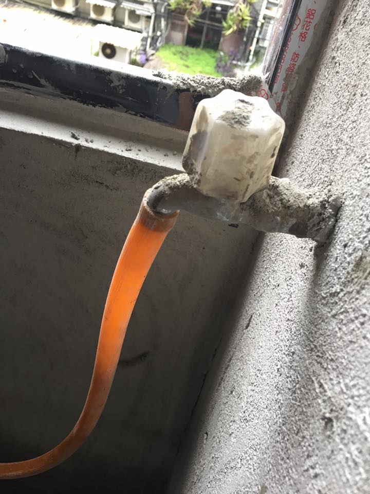 牆面做粉光水泥  想請問 一些電源盒 插座盒上的水泥怎麼清理