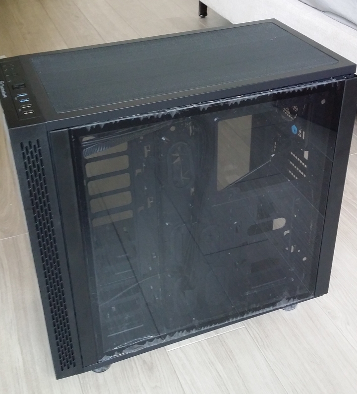 集酷炫一身的Thermaltake VIEW 31 TG機殼,簡單開箱心得