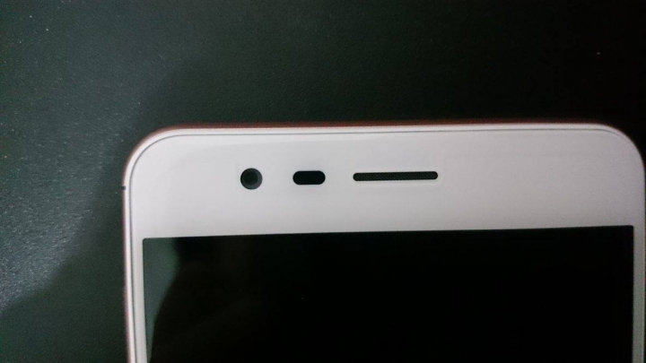 請問 Zenfone 3 zoom 螢幕下方有隙縫 是正常的嗎?