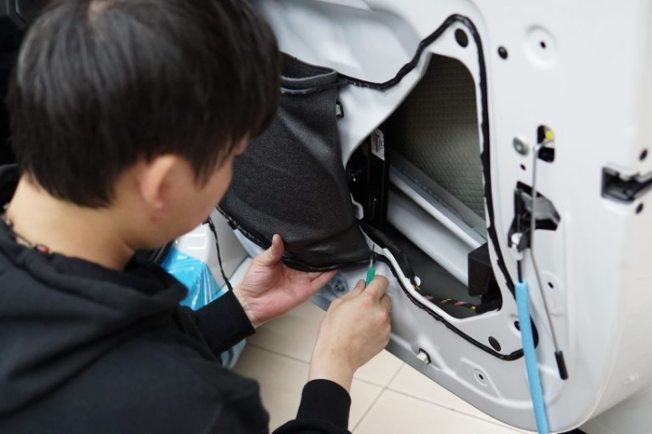 BMW 2AT升級Harman/Kardon喇叭與車門制震隔音工程紀實