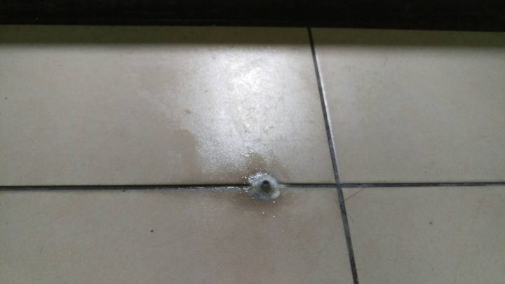 請益 : 浴室地板上出現的不名的突出小孔