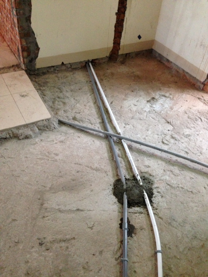 水電 熱水與冷水管距離太近?