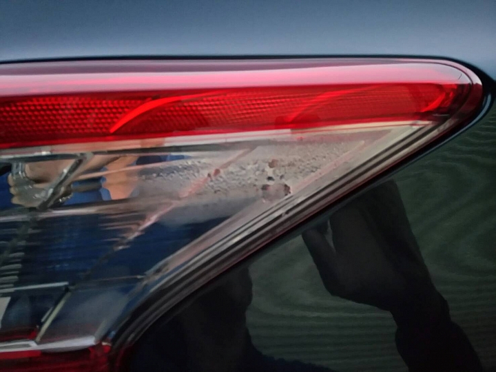 新車剛牽一個月兩側尾燈進水正常嗎？