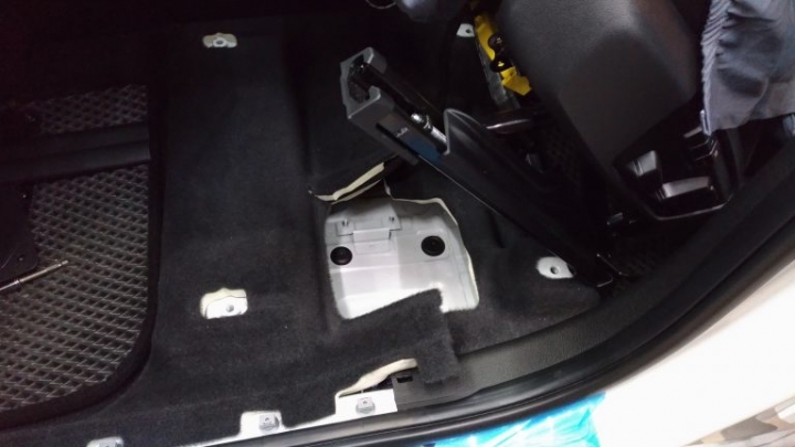 BMW 2AT升級Harman/Kardon喇叭與車門制震隔音工程紀實