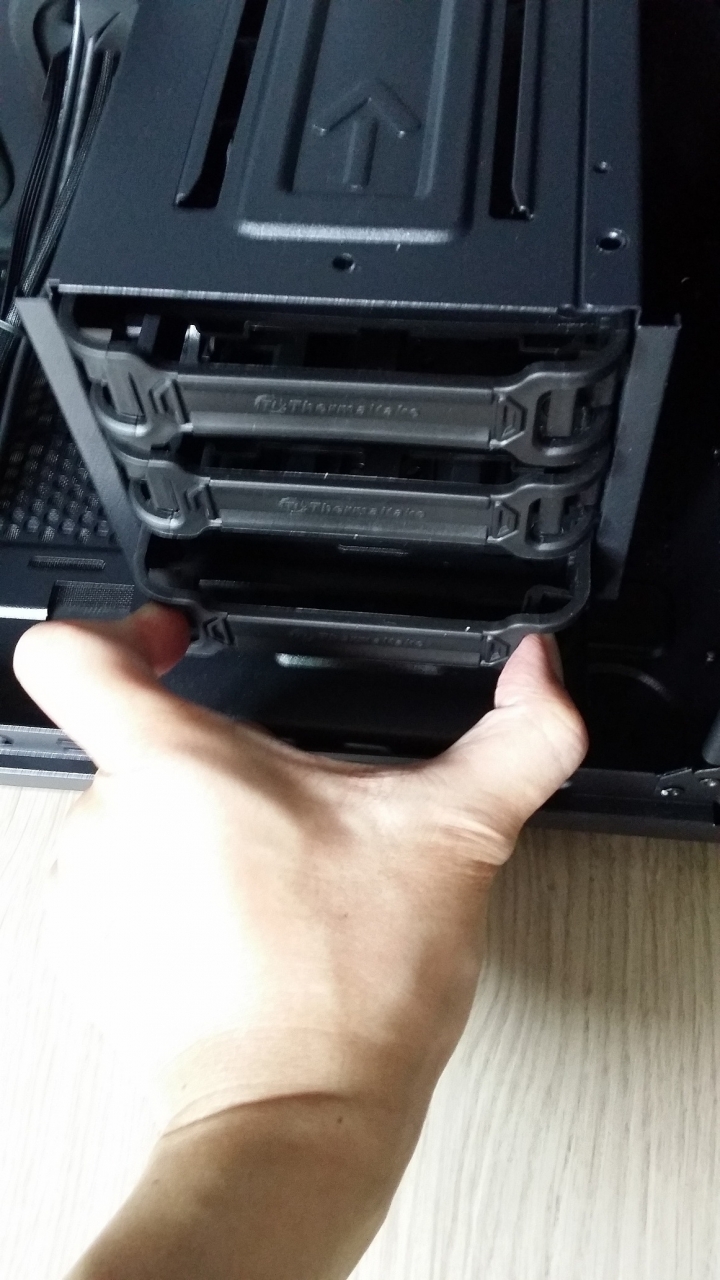 集酷炫一身的Thermaltake VIEW 31 TG機殼,簡單開箱心得