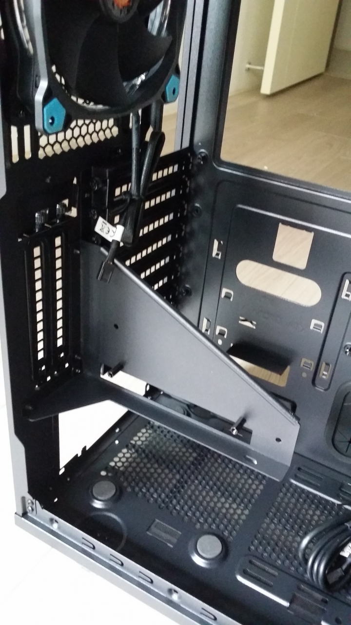 集酷炫一身的Thermaltake VIEW 31 TG機殼,簡單開箱心得