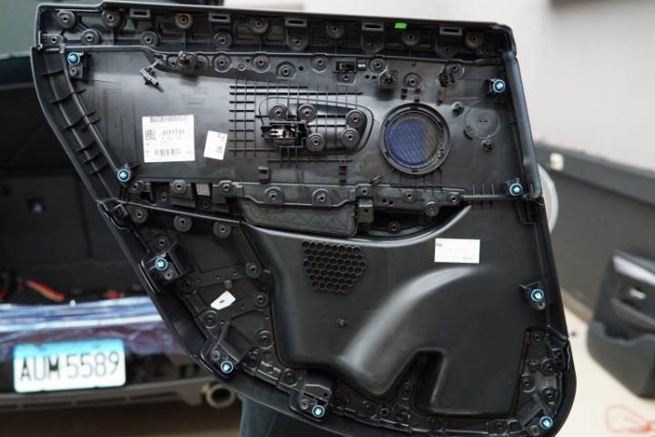 BMW 2AT升級Harman/Kardon喇叭與車門制震隔音工程紀實