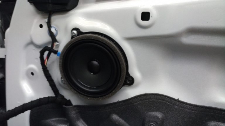 BMW 2AT升級Harman/Kardon喇叭與車門制震隔音工程紀實