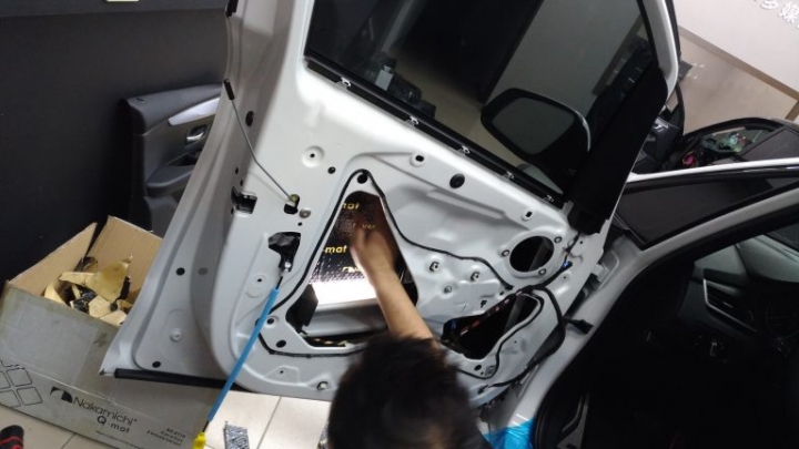 BMW 2AT升級Harman/Kardon喇叭與車門制震隔音工程紀實