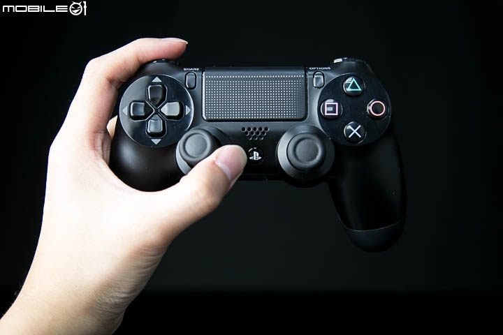 為PS4誕生的蒼藍雷獸 Razer RAIJU開箱試用分享