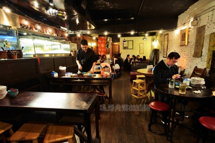 老貳樓串燒居酒屋夾在豪樓之間，古色古香彷彿進入祕境！