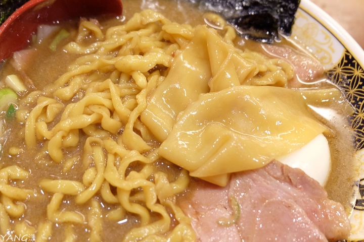 【埼玉】すごい煮干ラーメン凪大宮店,濃厚煮干拉麵乘著軌道車上桌