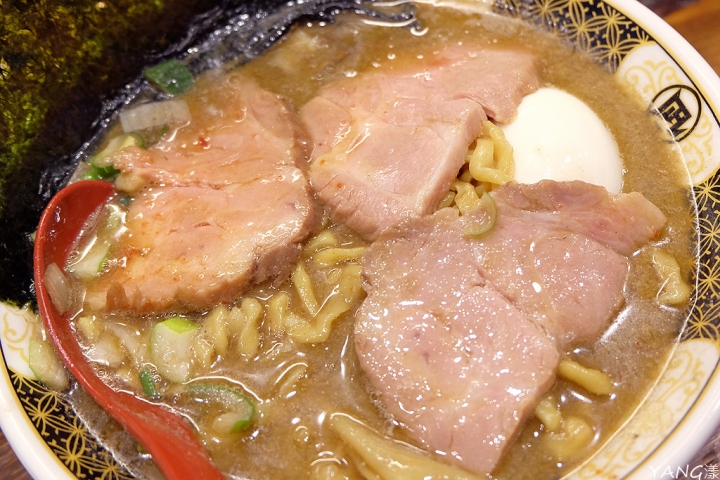 【埼玉】すごい煮干ラーメン凪大宮店,濃厚煮干拉麵乘著軌道車上桌