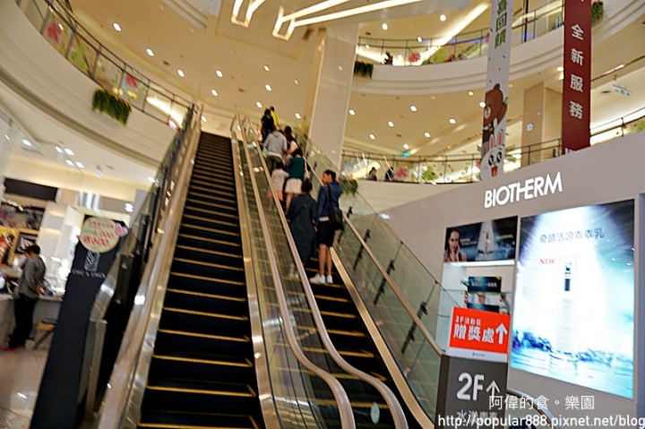 【新北市中和】MASTRO CAFE中和店新開幕，除了超嫩超香的戰斧豬排，還有幾道本店限定料理，同樣超讚！正妹店員多，超吸睛