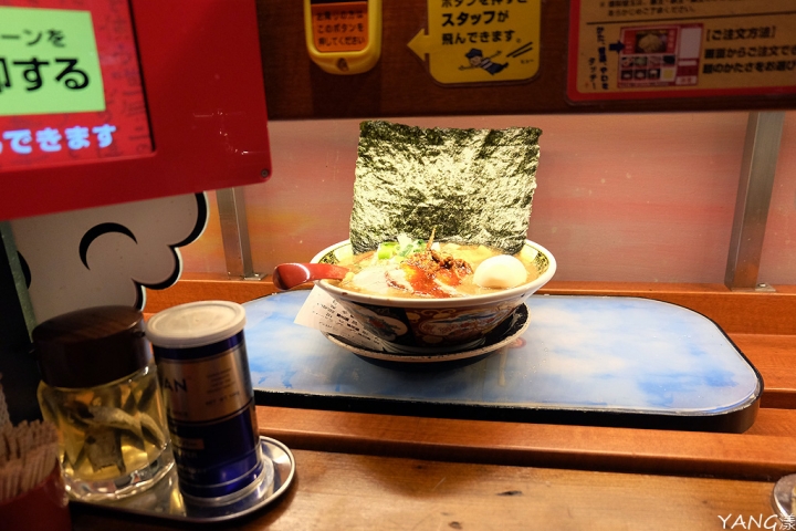 【埼玉】すごい煮干ラーメン凪大宮店,濃厚煮干拉麵乘著軌道車上桌