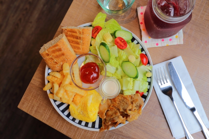 【頭份美食】檸．咖啡 Ning Caf'e。車水馬龍間的小清新轉角咖啡館