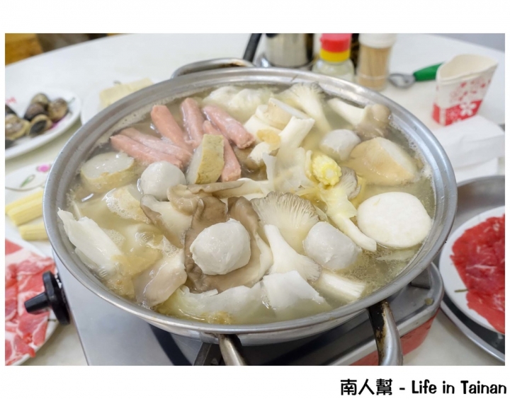 【台南中西區-美食】沙茶.湯頭一試就上癮|中正路超人氣巷弄美食 ~ 小豪洲沙茶爐本店