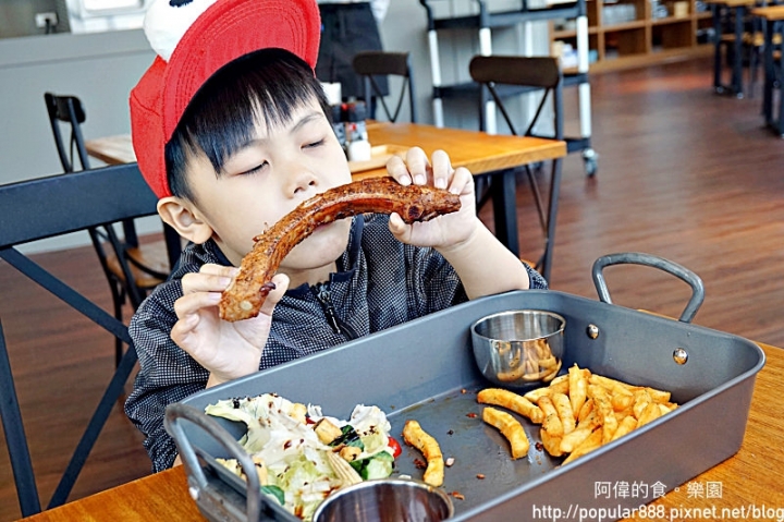 【新北市中和】MASTRO CAFE中和店新開幕，除了超嫩超香的戰斧豬排，還有幾道本店限定料理，同樣超讚！正妹店員多，超吸睛