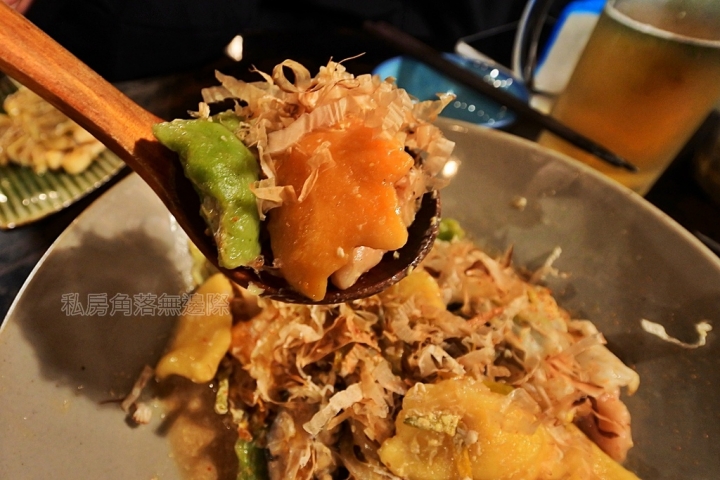 老貳樓串燒居酒屋夾在豪樓之間，古色古香彷彿進入祕境！