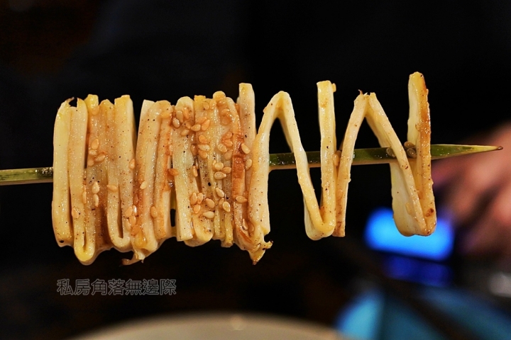 老貳樓串燒居酒屋夾在豪樓之間，古色古香彷彿進入祕境！
