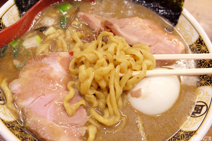 【埼玉】すごい煮干ラーメン凪大宮店,濃厚煮干拉麵乘著軌道車上桌