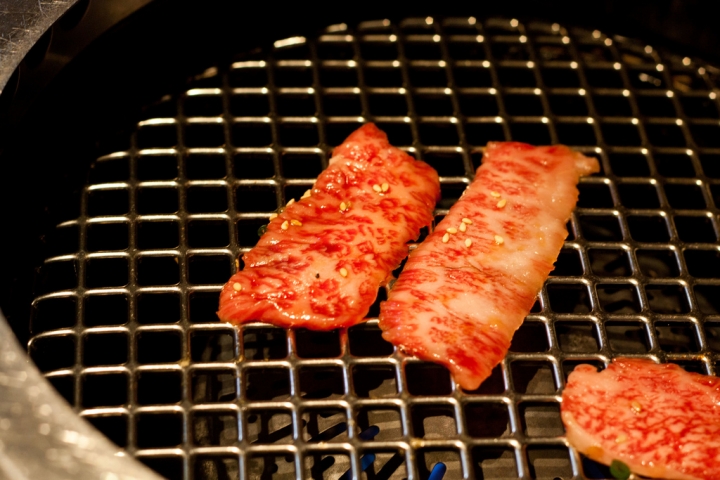 【美食。食記】東京 池袋東口 生菜沙拉吃到飽 和牛不俗 清江苑 燒肉 商業午餐 划算 和牛 牛肉 豬肉