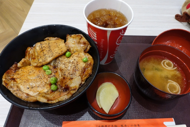 【2016北海道親子行】北廣島三井outlet。豚丼のぶたはげ & Lil' Donuts