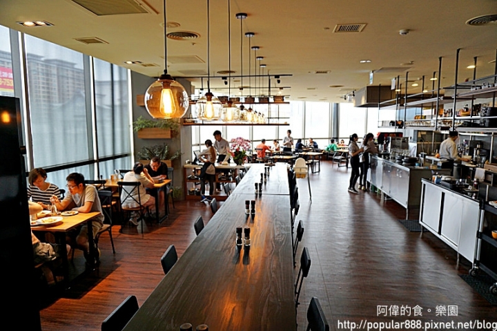 【新北市中和】MASTRO CAFE中和店新開幕，除了超嫩超香的戰斧豬排，還有幾道本店限定料理，同樣超讚！正妹店員多，超吸睛