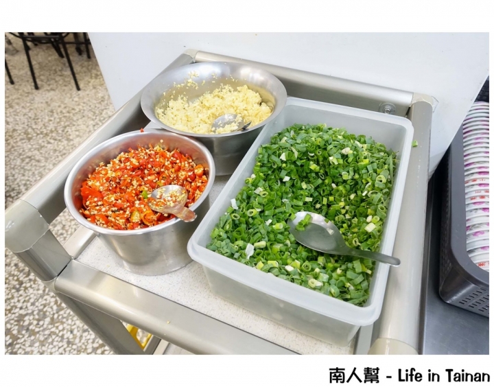 【台南中西區-美食】沙茶.湯頭一試就上癮|中正路超人氣巷弄美食 ~ 小豪洲沙茶爐本店
