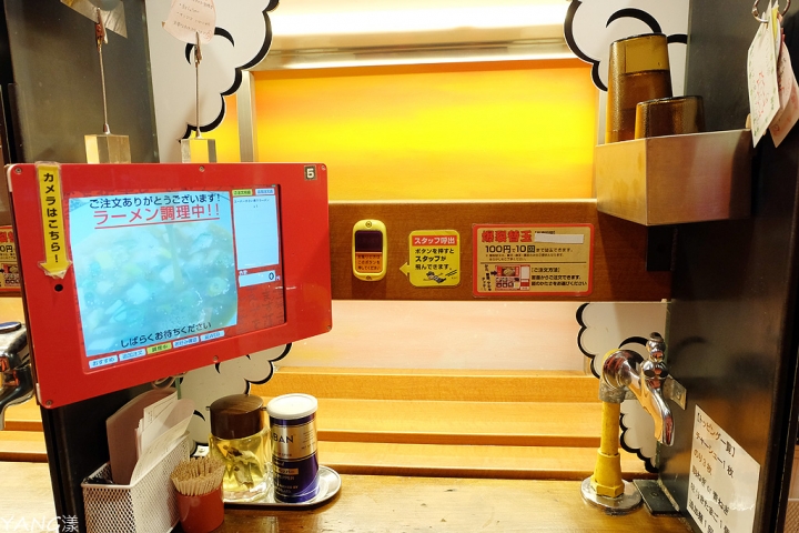 【埼玉】すごい煮干ラーメン凪大宮店,濃厚煮干拉麵乘著軌道車上桌