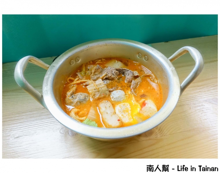 【台南永康區-美食】｜鍋燒｜飯食｜小菜｜中華路家樂福旁貨櫃屋黃綠貨櫃屋 ~ 木卡輕食.鍋燒