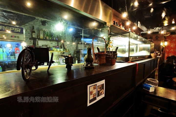老貳樓串燒居酒屋夾在豪樓之間，古色古香彷彿進入祕境！