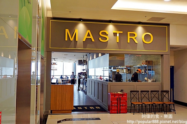 【新北市中和】MASTRO CAFE中和店新開幕，除了超嫩超香的戰斧豬排，還有幾道本店限定料理，同樣超讚！正妹店員多，超吸睛