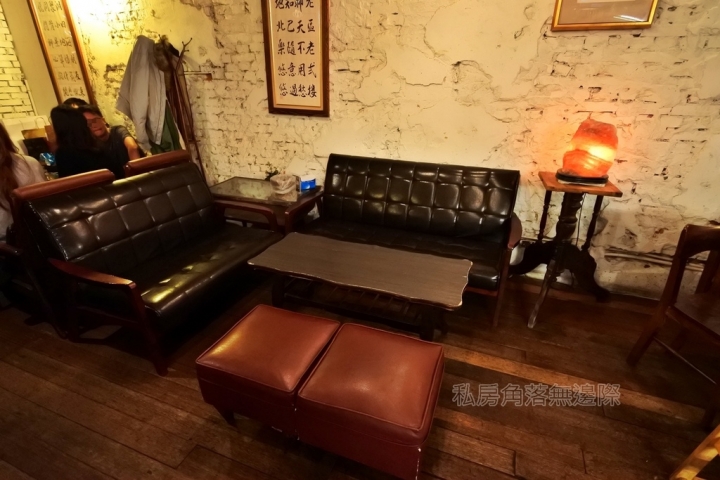 老貳樓串燒居酒屋夾在豪樓之間，古色古香彷彿進入祕境！