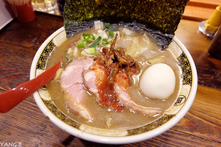 【埼玉】すごい煮干ラーメン凪大宮店,濃厚煮干拉麵乘著軌道車上桌