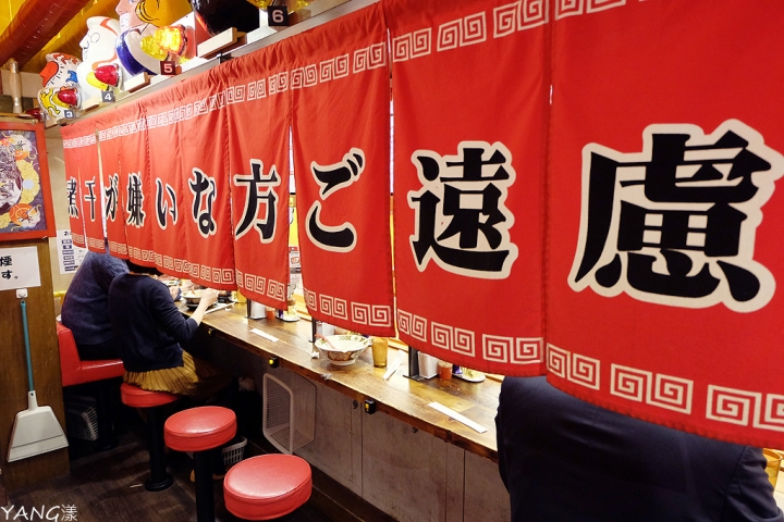 【埼玉】すごい煮干ラーメン凪大宮店,濃厚煮干拉麵乘著軌道車上桌