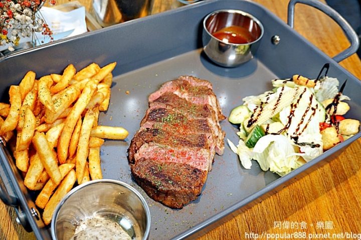 【新北市中和】MASTRO CAFE中和店新開幕，除了超嫩超香的戰斧豬排，還有幾道本店限定料理，同樣超讚！正妹店員多，超吸睛