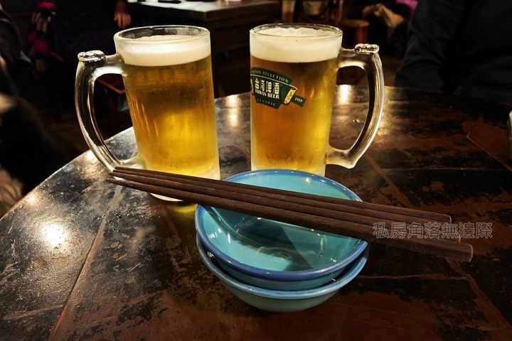 老貳樓串燒居酒屋夾在豪樓之間，古色古香彷彿進入祕境！