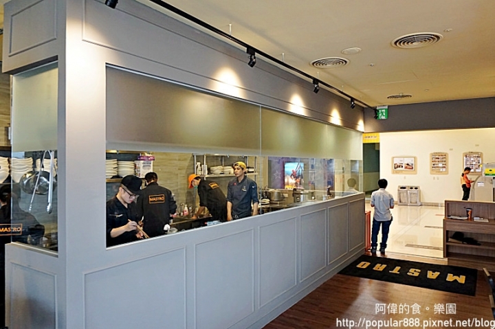【新北市中和】MASTRO CAFE中和店新開幕，除了超嫩超香的戰斧豬排，還有幾道本店限定料理，同樣超讚！正妹店員多，超吸睛