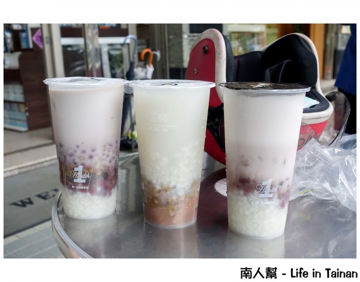 【台南市東區-美食】滿滿薏仁.仙草.紅豆.綠豆.芋頭｜女生喝上一杯就有飽足感 ~ 第一站健康飲品