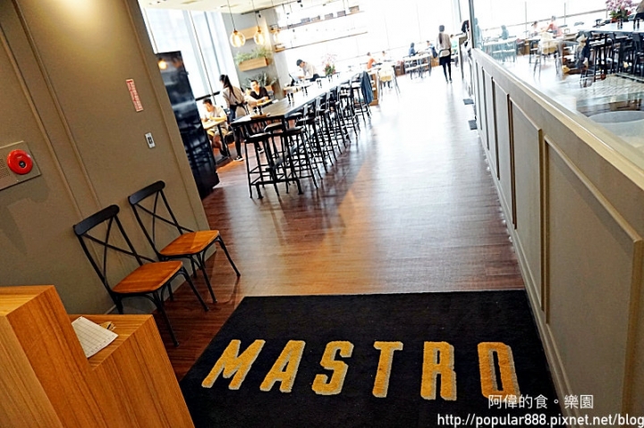 【新北市中和】MASTRO CAFE中和店新開幕，除了超嫩超香的戰斧豬排，還有幾道本店限定料理，同樣超讚！正妹店員多，超吸睛
