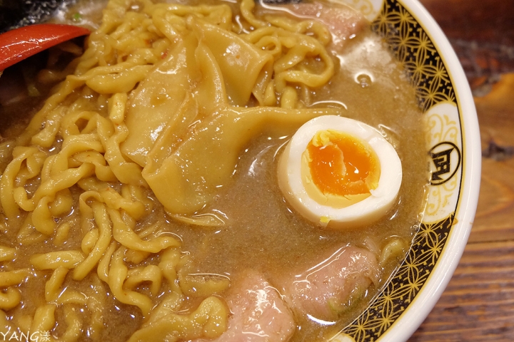 【埼玉】すごい煮干ラーメン凪大宮店,濃厚煮干拉麵乘著軌道車上桌