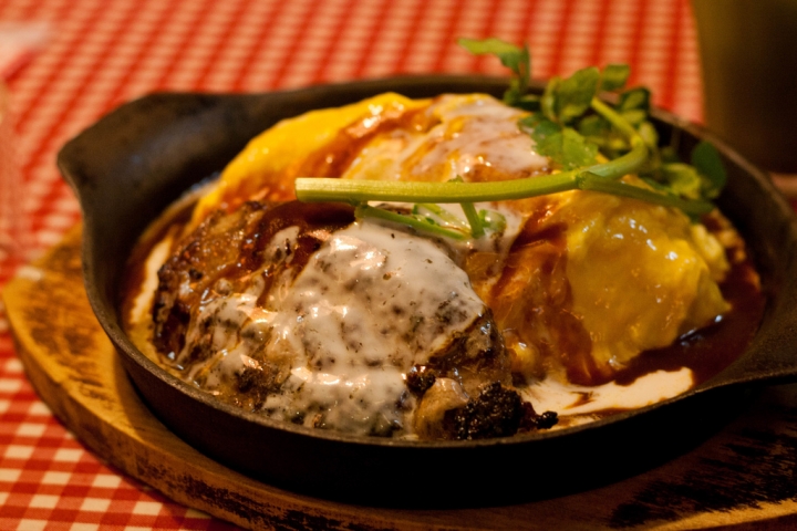 【美食。食記】東京 池袋 兔子洞裡的滑嫩蛋包飯 RAKERU 漢堡 甜點 簡餐 女生