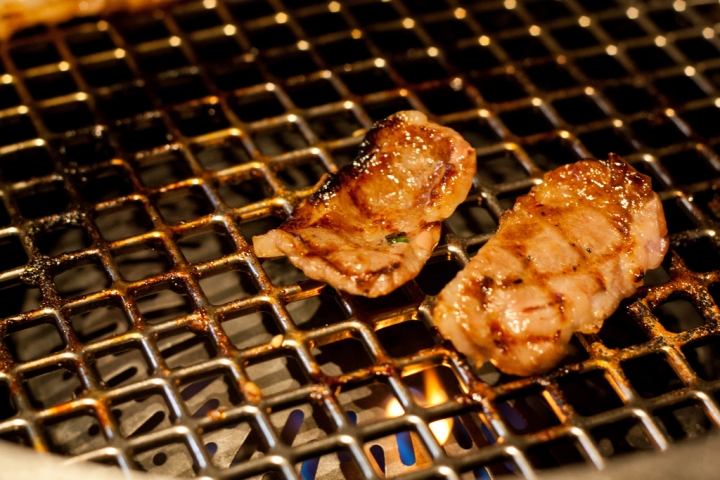 【美食。食記】東京 池袋東口 生菜沙拉吃到飽 和牛不俗 清江苑 燒肉 商業午餐 划算 和牛 牛肉 豬肉