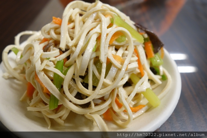 『桃園美食』-中壢廣明路．一張桌 / 陸光六村 / 眷村美食 / Nova / 新明市場 / 新明國中 /  珊瑚餅
