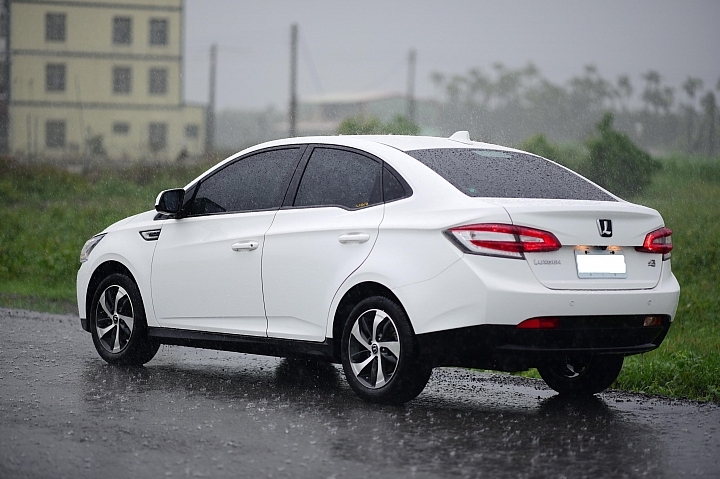 Nikon 105mm F1.4E簡單試拍Luxgen S3，在大雨中，然後等雨停。