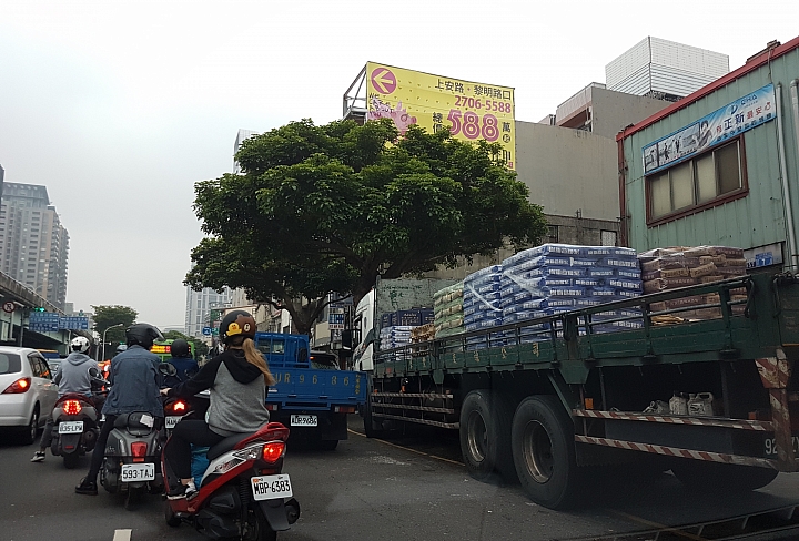 放任汽車違停，導致台灣大道寸步難行，BRT改成優化公車後更塞了！?
