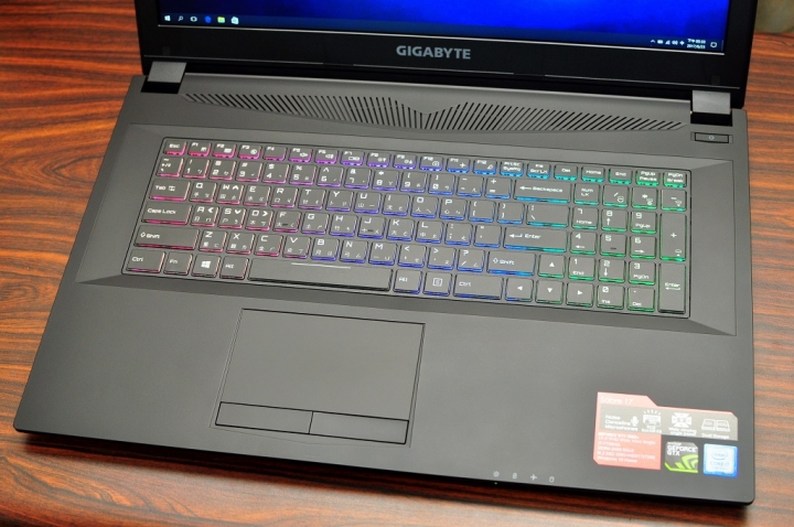 GIGABYTE Sabre 17，低調守成 鋒芒內斂